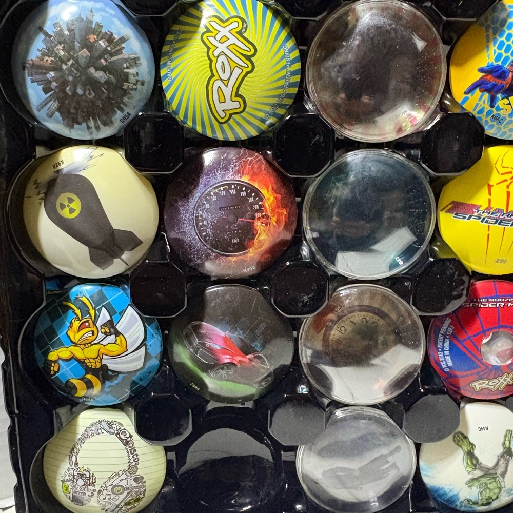 Folder containing 33 Roxx Buttons. - Picture 5 of 7